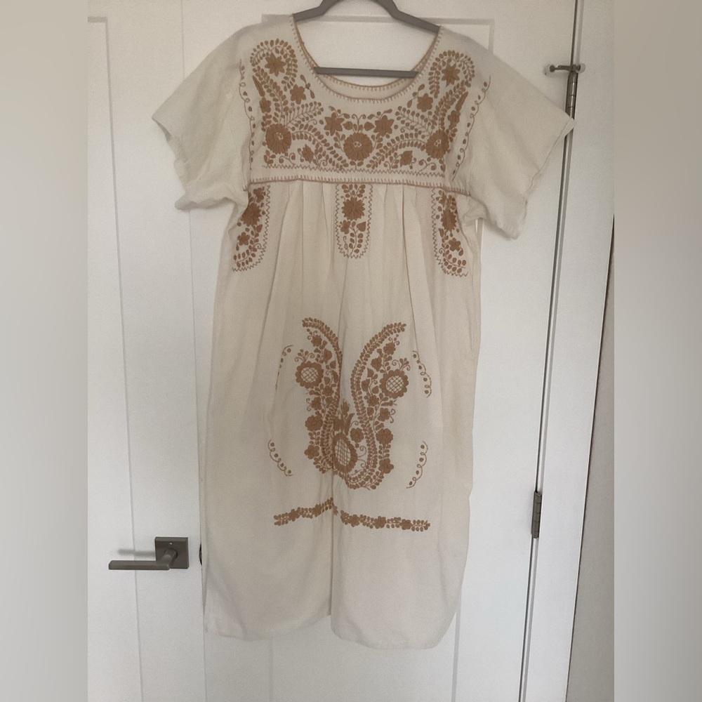 Gorgeous women’s Embroidered 100% WhiteCotton Muslin Traditional Mexican Dress.